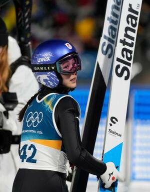 　女子個人ノーマルヒルの１回目の飛躍を終えた高梨沙羅＝プレダッツォ（共同）