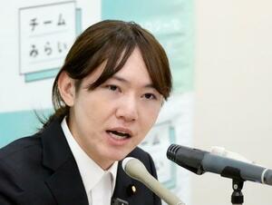 記者会見するチームみらいの安野党首=18日午前、国会