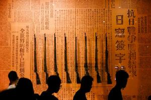 延安革命記念館に展示された抗日戦争の勝利を伝える新聞紙面=26日、中国陝西省延安市(共同)