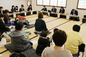 医療的ケア児らに関わる課題を共有した意見交換会=燕市吉田東栄町