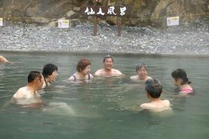 　川湯温泉の河原に冬限定でオープンした「仙人風呂」を楽しむ人たち＝１日、和歌山県田辺市