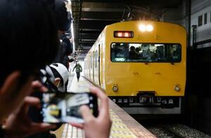 最終運行日を迎え、JR岡山駅を出発する「食パン電車」=13日午後