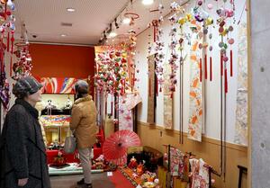 地元住民手作りのひな飾りが展示されている町交流会館=田上町原ケ崎新田