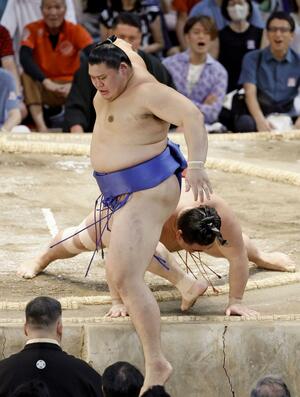 隆の勝(奥)に押し出しで敗れた大の里=ドルフィンズアリーナ