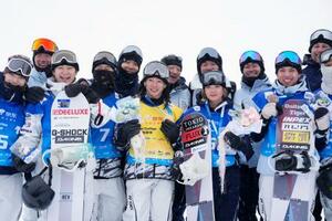 　スノーボードＷ杯ハーフパイプ開幕戦を終え、写真に納まる日本代表。中央は平野歩夢、左から２人目は治部忠重氏＝２０２５年１２月、中国・張家口