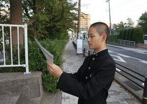拉致された当日の横田めぐみさんの足取りをたどる藤田孝惇さん=新潟市中央区