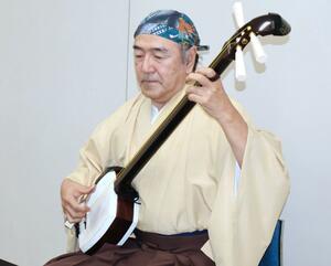 津軽三味線を弾く藤田康文さん＝湯沢町湯沢
