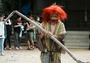椎出厳島神社で奉納された「椎出鬼の舞」=16日午後、和歌山県九度山町