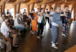 三条と佐渡の民謡を楽しんだ参加者=三条市元町