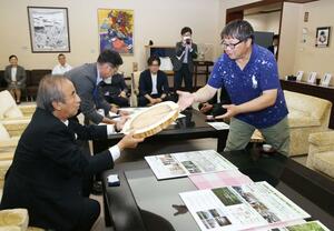 「つなぐプロジェクト」の成果を花角英世知事（手前左）に報告する関係者たち＝２２日、県庁
