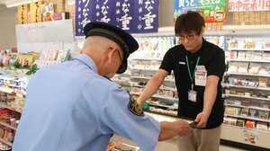 感謝状を受け取る福井康生さん=新潟市秋葉区吉岡町