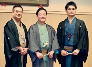 第20回繁昌亭大賞に選ばれた(左から)笑福亭鉄瓶さん、桂佐ん吉さんと新人賞の笑福亭笑利さん=9日午前、大阪市