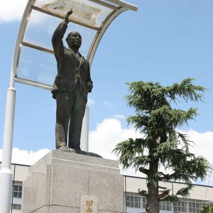 JR浦佐駅前に立つ田中角栄元首相の像