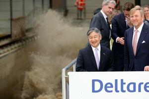 オランダ西部デルフトの治水研究施設「デルタレス」をウィレムアレクサンダー国王と視察される天皇陛下=17日(代表撮影・共同)