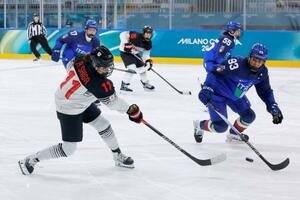 　日本―イタリア　第３ピリオド、２点目のゴールを決める志賀紅（左）＝ミラノ（共同）