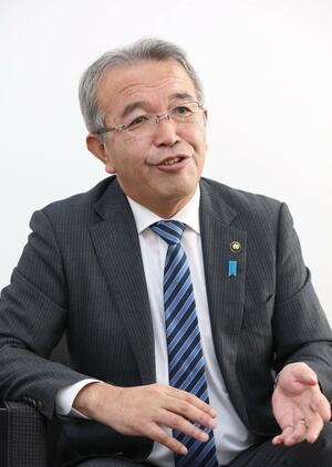 ３年がたった１期目の成果や課題について答える城戸陽二市長＝妙高市役所
