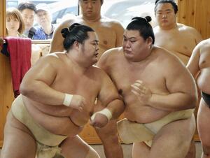 二所ノ関一門の連合稽古で相撲を取る大の里(右)と琴桜=福岡市の佐渡ケ嶽部屋宿舎