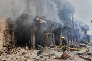ロシア軍のミサイル攻撃を受けた建物=24日、ウクライナ・キーウ(AP=共同)