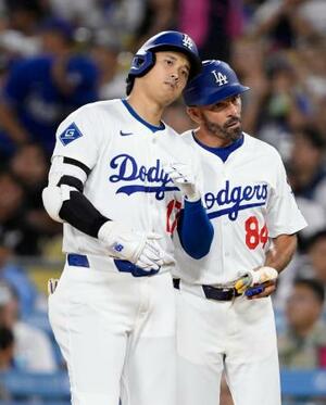 ロッキーズ戦の2回、右前適時打を放ったドジャース・大谷=ロサンゼルス(共同)