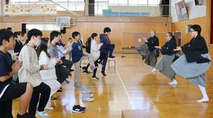 狂言の動きを教わる濁川小学校の児童=新潟市北区濁川