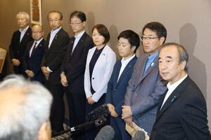 懇談会終了後、取材に応じる(右から)花角英世知事、新潟市の中原八一市長、三条市の滝沢亮市長、加茂市の藤田明美市長、燕市の鈴木力市長、佐渡市の渡辺竜五市長、弥彦村の本間芳之村長、田上町の佐野恒雄町長=18日、新潟市中央区