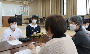 川上善兵衛について学んだ成果をクイズを交えて地域住民に発表する高士小学校の児童=上越市飯田