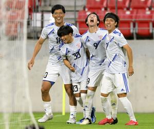 名古屋-JAPANサッカーカレッジ 後半、先制ゴールを決め喜ぶJAPANサッカーカレッジ・上元(右から2人目)=豊田