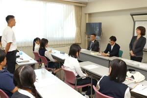 上越地域の高校生が刑事裁判の傍聴などをしたイベント=上越市大手町