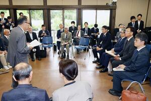 被害者団体の声に耳を傾ける国定勇人環境大臣政務官(手前右から2番目)=新潟市北区
