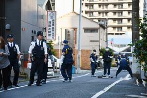 　金塊が奪われたとされる現場付近を調べる警視庁の捜査員＝２８日午後５時３分、東京都葛飾区