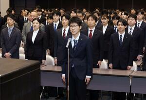 県庁の辞令交付式であいさつする新採用職員=1日、新潟市中央区の自治会館
