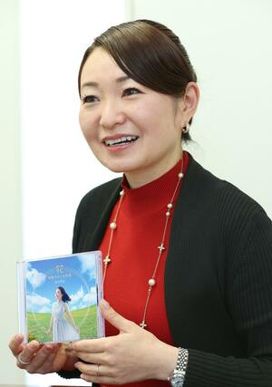 唱歌をテーマに2作目のCDアルバムを出した鈴木愛美さん=新潟県長岡市千歳1の新潟日報長岡支社