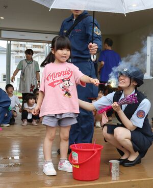 消防職員に安全な花火の楽しみ方を習う園児たち=新潟市中央区上所3