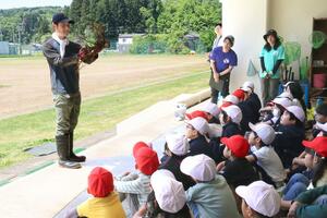 児童にコウゾ栽培の歴史を語る小林抄吾さん=柏崎市加納