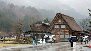 　岐阜県白川村の白川郷＝１４日午後