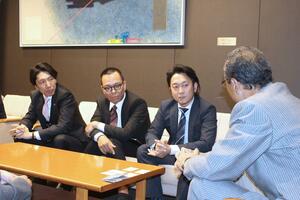 渡辺竜五市長に佐渡市での事業を報告する(左から)松井英之・リレイティブ社長、松田智久・シンフォニード会長、石山大吾・エスコ社長=佐渡市役所