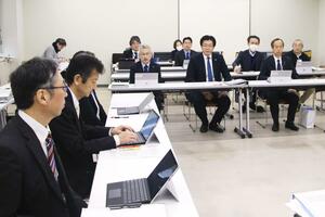県庁敷地の活用に向けた最終案をまとめたプロジェクトチームの会合＝９日、県庁