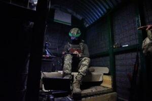 ウクライナ・ドニプロペトロウスク州の塹壕(ざんごう)で、無人機を操縦する兵士=9月(共同)