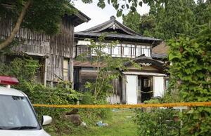 男性が死亡しているのが見つかった住宅=19日、秋田県大仙市