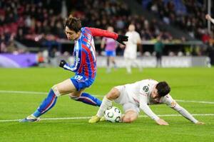 欧州カンファレンスリーグのプレーオフ第2戦、ズリニスキ戦で競り合うクリスタルパレスの鎌田大地=26日、ロンドン(PA提供・AP=共同)