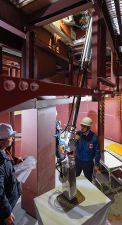 　東京電力が公開した、ロボットアームの先端部＝２５日午後、福島県楢葉町（代表撮影）