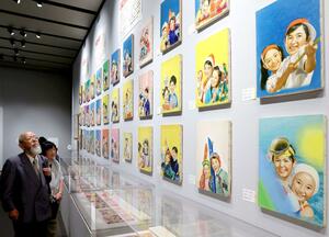 玉井力三展の会場の様子。父の作品を眺める龍さん(左)=7月5日、上越市の小林古径記念美術館