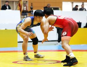 団体2回戦 65キロ級で八海の及川統大(左)が攻める=新潟市東総合スポーツセンター