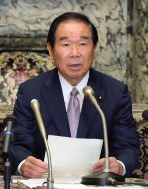皇族数確保策の与野党協議を巡り記者会見する額賀衆院議長=20日午後、国会
