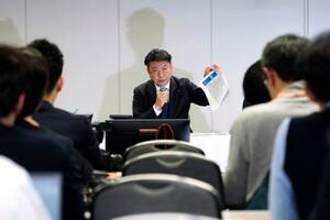 　約４年半ぶりに経営再建計画を刷新し、記者会見で報道陣の質問に答える東京電力ホールディングスの小早川智明社長＝２６日午後、東京都千代田区