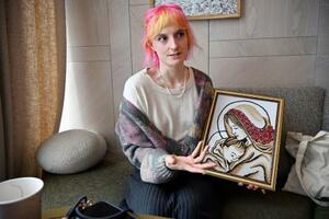 　ウクライナ避難民女性の現状を話す、ポーランドの女性支援団体「マルティンカ」創設者のナスティア・ポドロジュニャさん＝４日、南部クラクフ（共同）