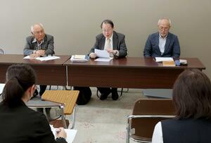  知事選立候補予定者への公開質問の回答を公表する新潟水俣病共闘会議のメンバーら＝１３日、県庁