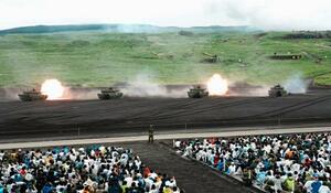 陸上自衛隊の「富士総合火力演習」で射撃練習する戦車=7日午前、静岡県の東富士演習場