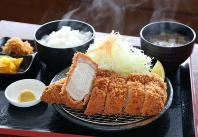 厚さ5センチ、300グラム！圧巻のヘビー級とんかつ定食 「とんかつ