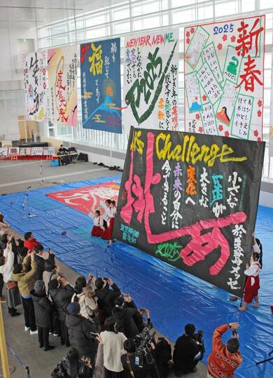 進化」「挑め」若き決意を大書！新潟市中央区で東京学館新潟高の書道